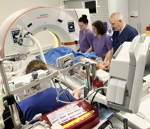 Interdisziplinäre Behandlung und Diagnostik eines schwerverletzten Patienten im Schockraum II u.a. mit dem Spektralcomputertomographen (Würth-CT).