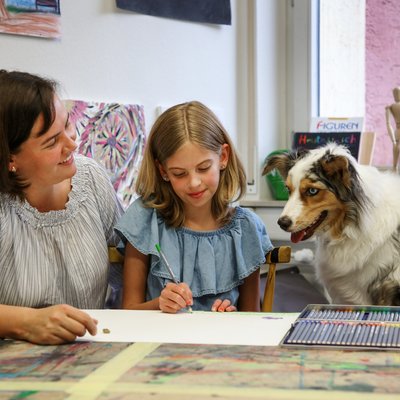 Therapiehund Nala bei der Arbeit