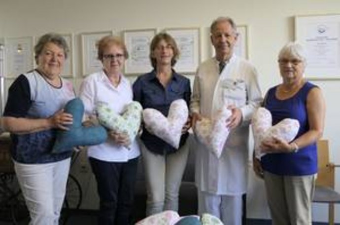 Landfrauenverband Hohenlohe und Dr. Rempen, Chefarzt der Frauenklinik mit Herzen